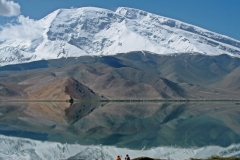 Am Karakul-See, im Hintergrund der Berg Muztagh Ata