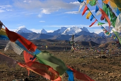 Gebetsfahnen mit Bergkette im Hintergrund