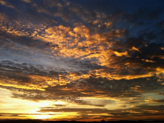 Farbenfroher Sonnenuntergang über dem Bayerischen Wald