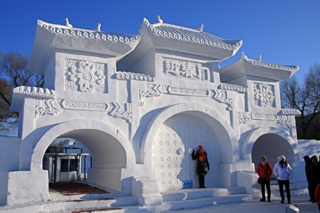 Gate of snow